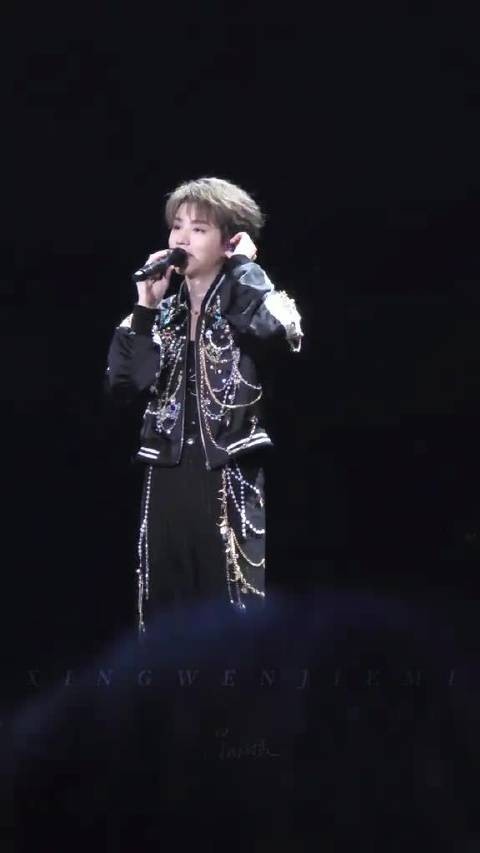 王俊凯贵阳演唱会首唱甲乙丙丁，脚拉伤坚持唱跳