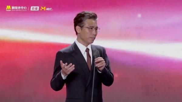 文荣奖邓萃雯李乃文颁奖,李乃文说香港演员都很能熬夜