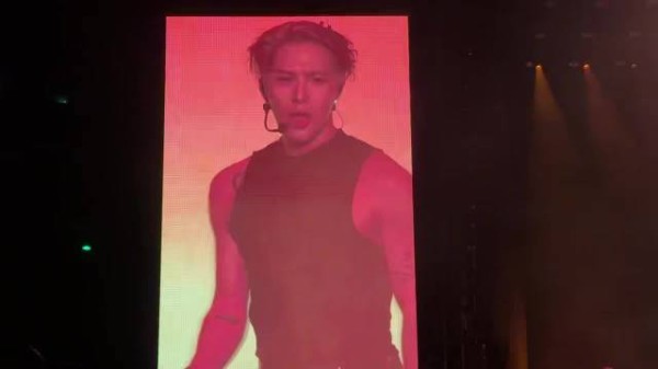 王嘉尔上海巡演转场背肌镜头引关注