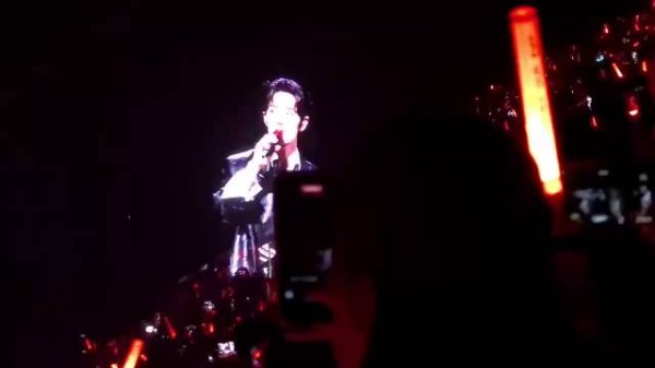 肖战演唱会唱轻轻对粉丝说你们也是我的良方