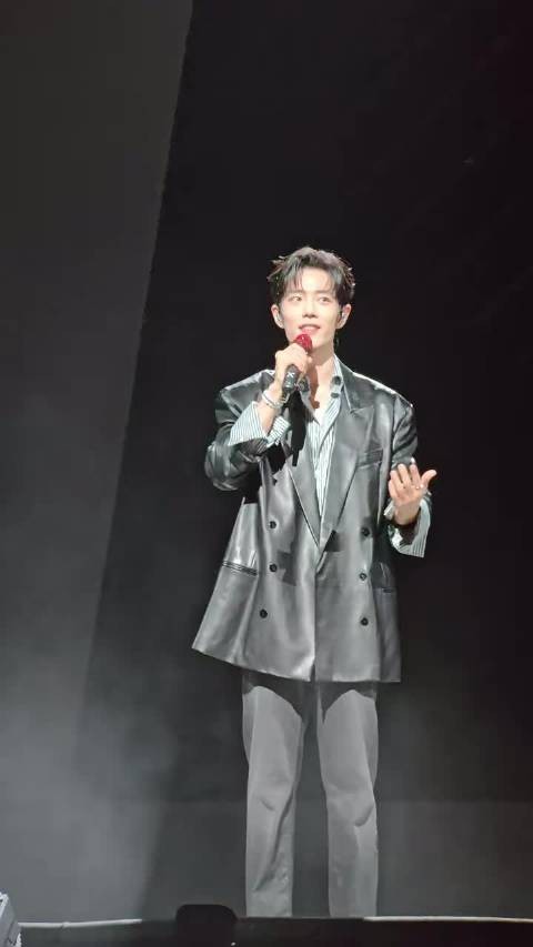 肖战演唱会致谢环节领全场粉丝挨个说谢谢