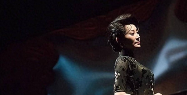 许晴57岁仍演八小时话剧,三十年标签该摘下了