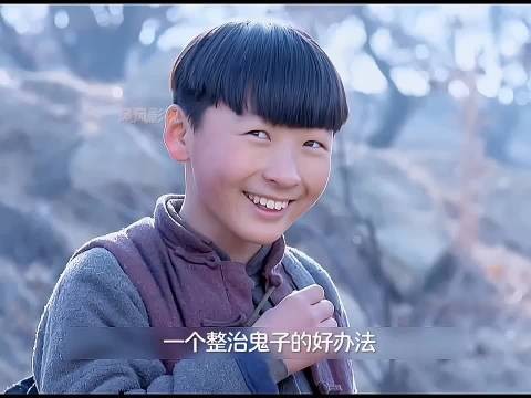 男孩看到自己拉的屎,竟瞬间想到整治鬼子的办法
