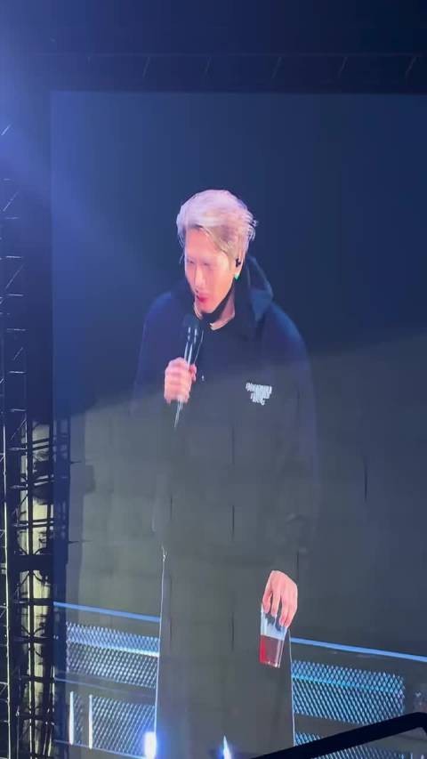 王嘉尔演唱会遇粉丝喊倒闭，当场撇清不要剪进去