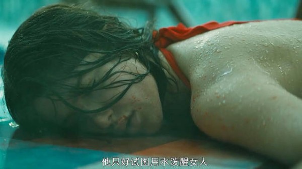 女孩在泳池睡了一觉,醒来却发现出不去了!