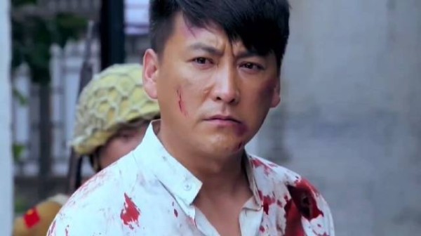 男人一对一打的鬼子队长毫无反手之力，不料下一秒卑鄙的鬼子用枪