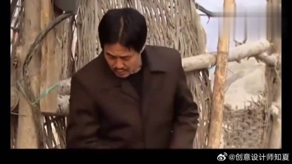 赵本山上厕所这段,据说当时导演组都笑趴了,我看了八遍!