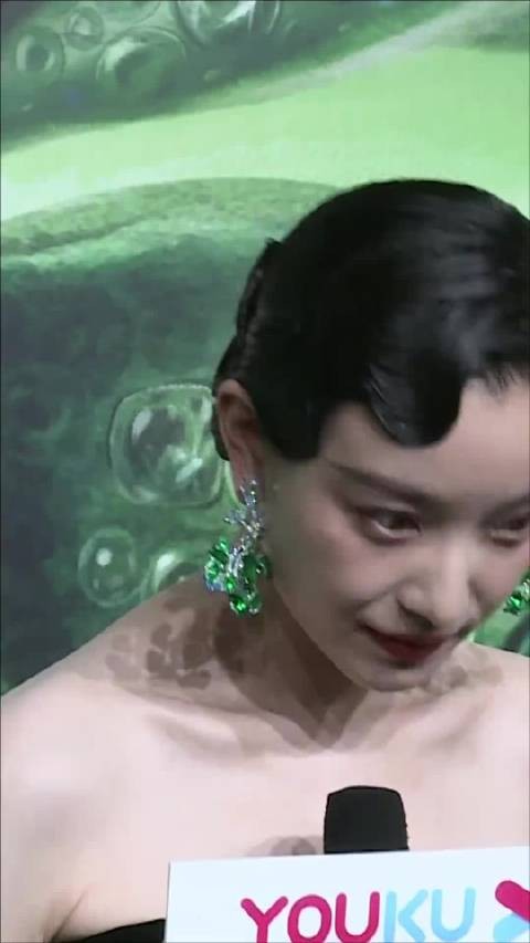 倪妮的笑容好洒脱，自信舒展，感染力十足，太有魅力了