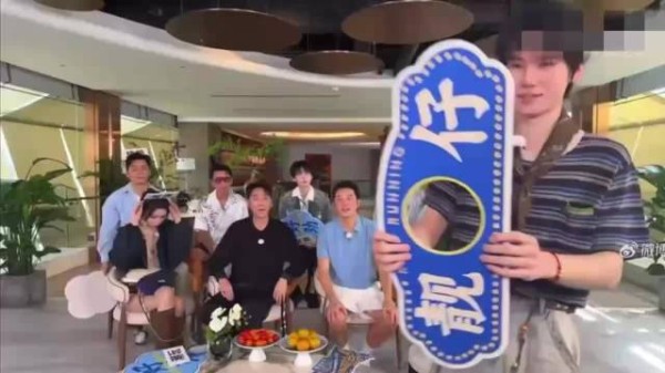 说真的这个张真源堵错镜头了确实是好笑，他是真的可爱