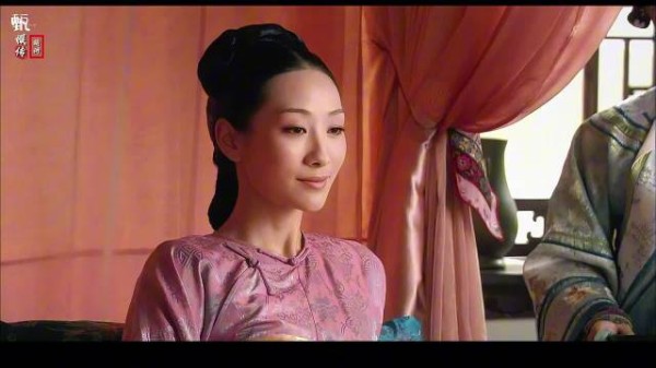 甄嬛借看望孕妇刺探军情,贺礼白玉扇鸽子血暗藏杀机