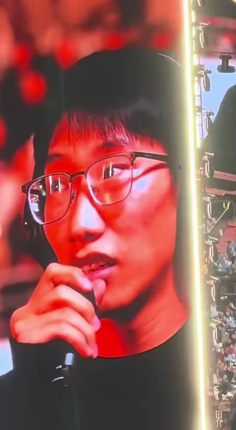 声乐老师点评网选粉丝模仿演唱，音色感情到位，建议两边头发打薄