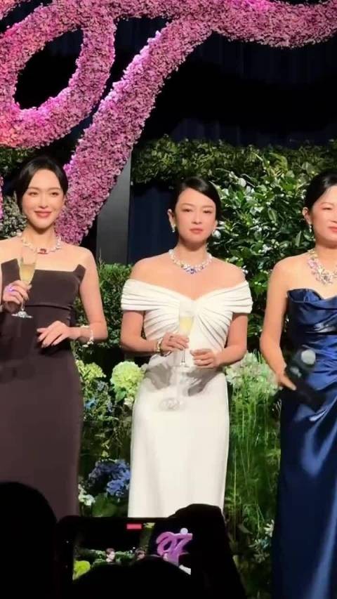 唐嫣章子怡同框，大波浪抹胸裙复古优雅，白裙蓝钻清冷高级