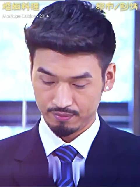 情侣看电影女子连称嘴疼脖子疼耳朵疼，男子亲吻后全好了，后排观众喊神医能治痔疮吗