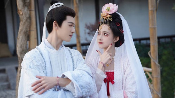 李昀锐哄孟子义入睡，言尚给暮晚讲毒蛇与黄蜂