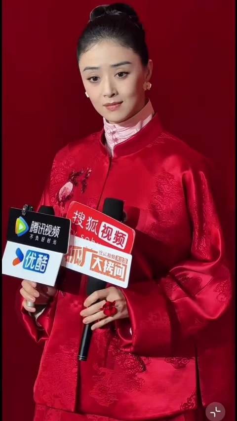 蒋欣被亲吓一跳，直呼怎么亲我呀