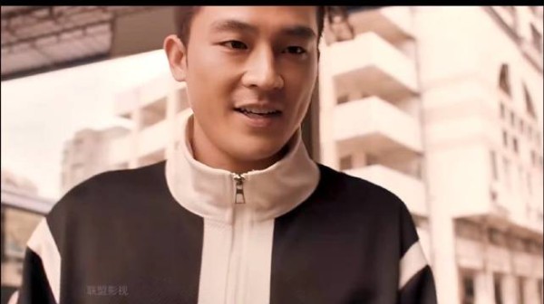 卧底进行交易时,意外发现接头人竟是自己的老丈人