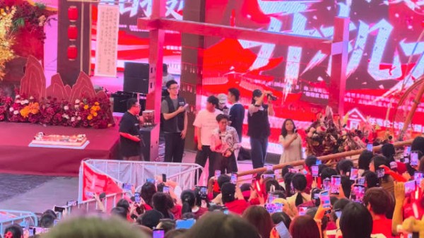 任嘉伦横店开机满月,粉丝换vivo手机首拍未带增距镜