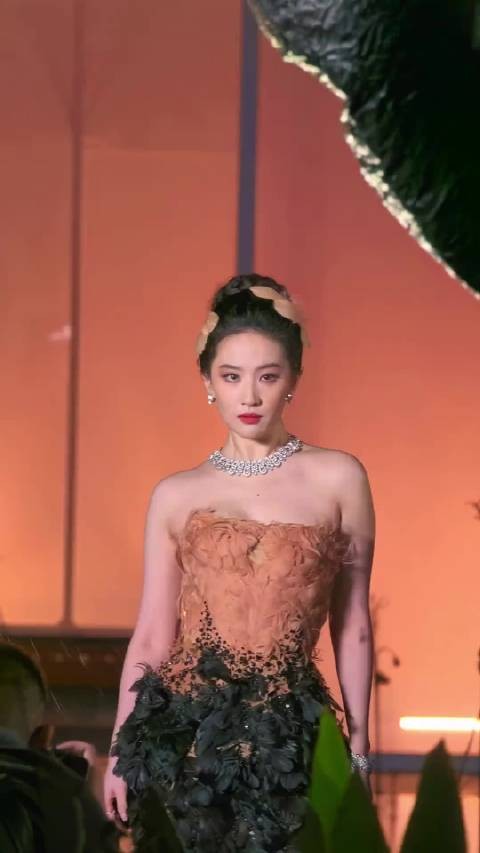 刘亦菲撑黑伞走红毯,雨中定格Elie Saab黑金羽毛高定