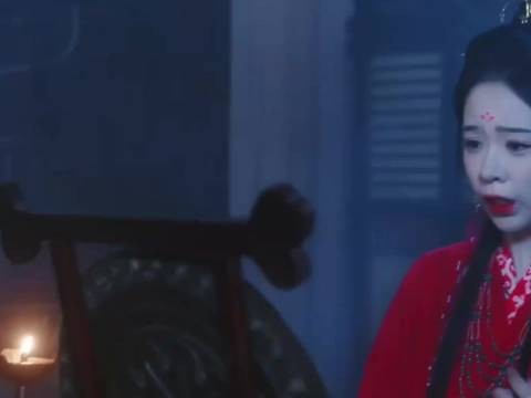 女子为了复活爱人对镜梳妆召唤出鬼魅,和她达成交易