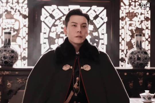 合着张大佛爷在前面开会,大家都在下面开小差呢 |九门