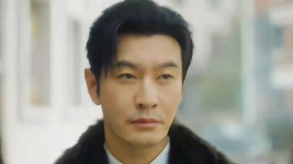 男人凭借一个小小的证件,骗过了看守的所有守卫