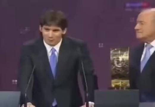 才发现小梅开头是一样的“喔喽”