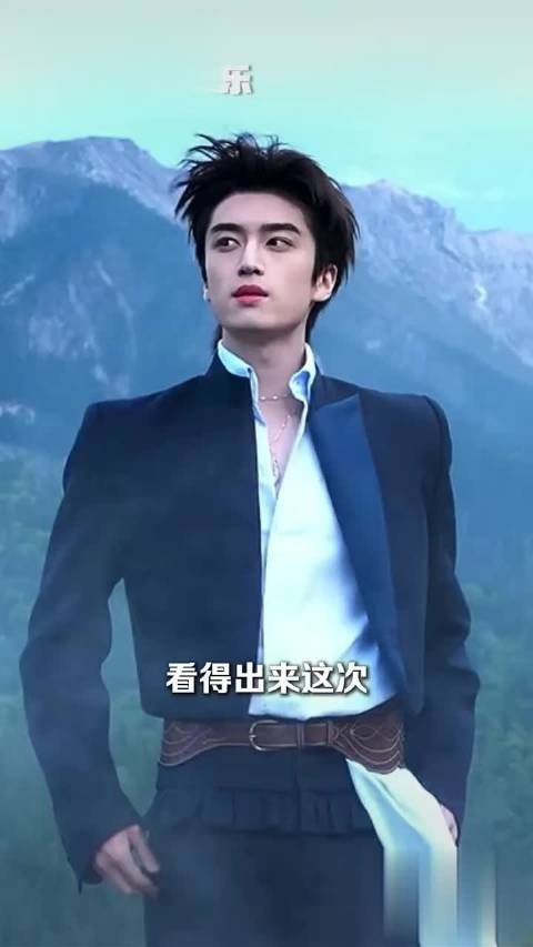 Vogue盛典男明星穿搭盘点，张康乐张峻豪贺峻霖许凯何与夏之光胡一天丁真陈鑫海亮相