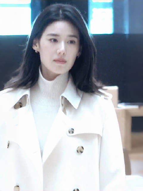 郑恩彩首尔Burberry活动穿白色风衣搭骑士靴亮相