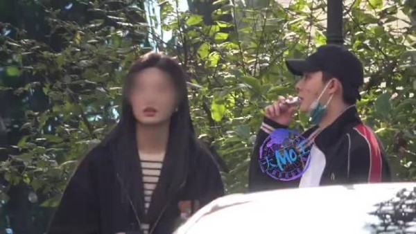 曝张铭恩与女友路边争吵，女友下跪捶打后两人和好牵手回家