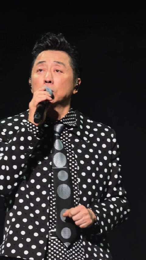 庾澄庆北京演唱会唱原版让我一次爱个够，问会不会被淘汰