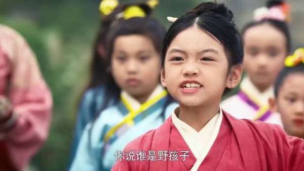 小女孩被骂是野孩子,怎料她反手就是一鞭子