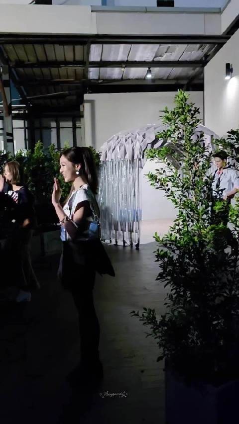 Ju送别粉丝绕灌木丛走近 被赞善良如宝宝