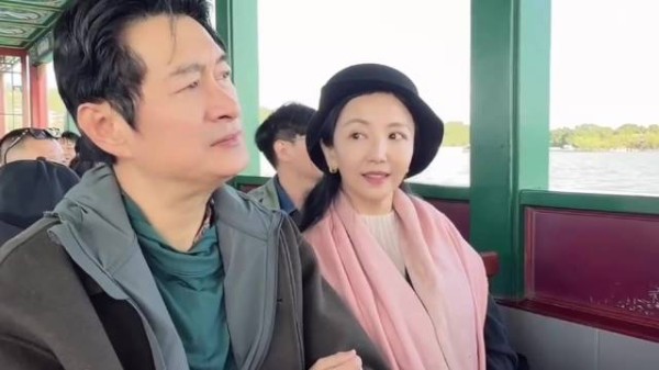 64岁黄安陪小9岁现任妻子北京旅游，两人牵手漫步，甜蜜喂食超恩爱