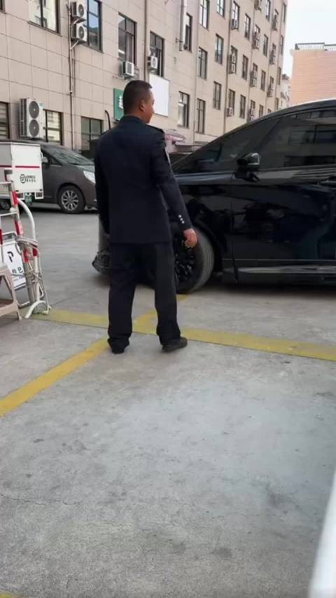 今天的穿搭是明亮的蓝色,2026年10月28日