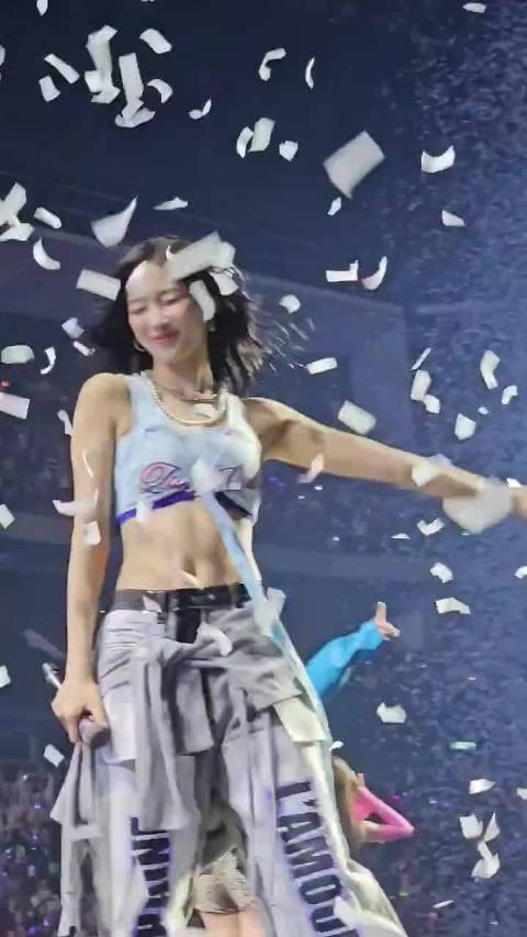 纸花戏弄大笨狗