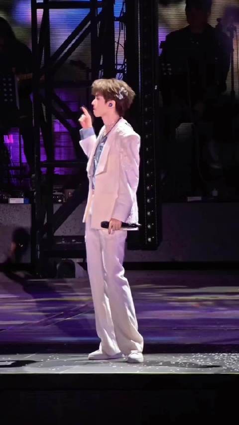 王俊凯白色西装亮相被称白马王子具象化