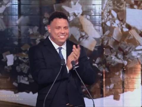 实至名归!33岁的凯恩职业生涯首次捧起金球奖,多年努力终于圆梦,恭喜!