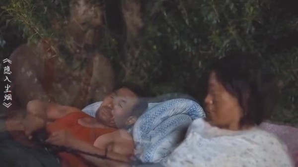 老四用麦粒在桂英手背按小花,两人盖起遮风避雨之所