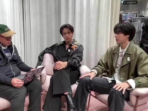 他初见面面无表情，后来主动靠近我