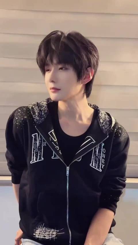 郝熠燃更新 好多比心完美卡点all black顺毛小男孩 表情管理爽翻了