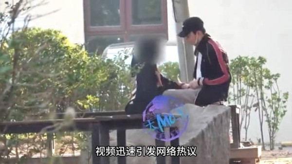 张铭恩否认女友给他下跪,称因拍照太丑导致吵架,就违章停车道歉!