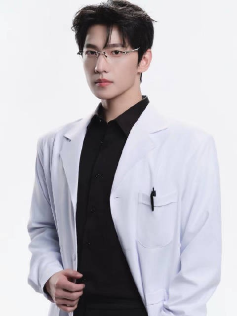 杨洋许星纯证件照上线，白大褂细框眼镜清冷斯文