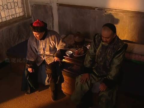 雍正只好说了，他来是让老十三想想办法，防止老八他们妨碍自己继位