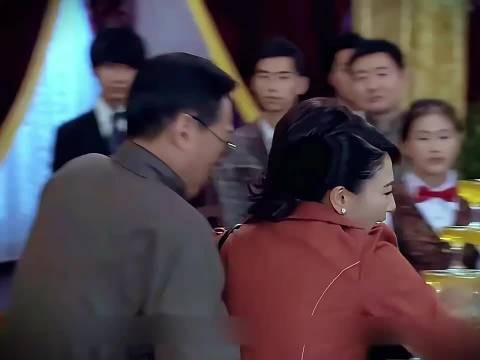 一瓶香槟暗藏杀机,王丰安一眼识破破绽 #铁核桃