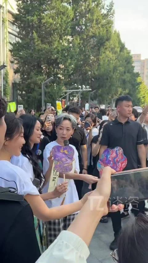 叶童见面会聊油彩与人生，同一捧油彩运化色彩不同