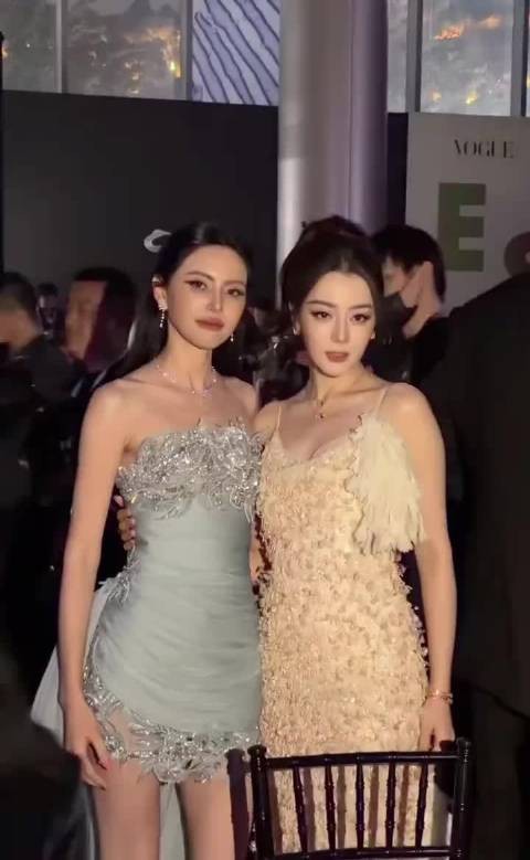 我的天 两个美女好亮眼,中泰两大神颜,一时间不知道该看谁了
