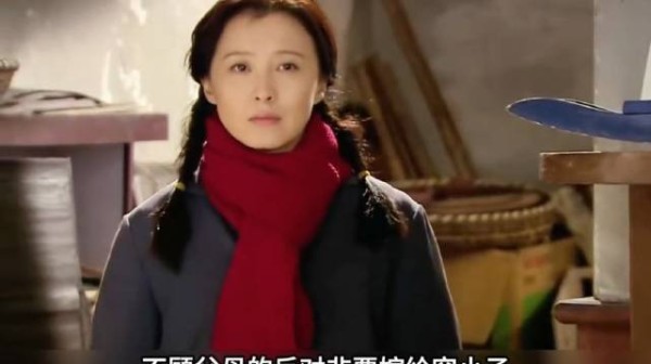 她不顾父母反对远嫁穷小子，结果八年后又带着女儿回来了