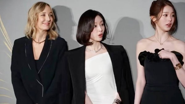 张元英示意让金智媛站中间，宝格丽活动引惊讶