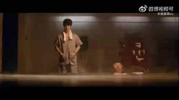 艾三约刘铮亮东北澡堂搓背，刘铮亮缩角落泡脚