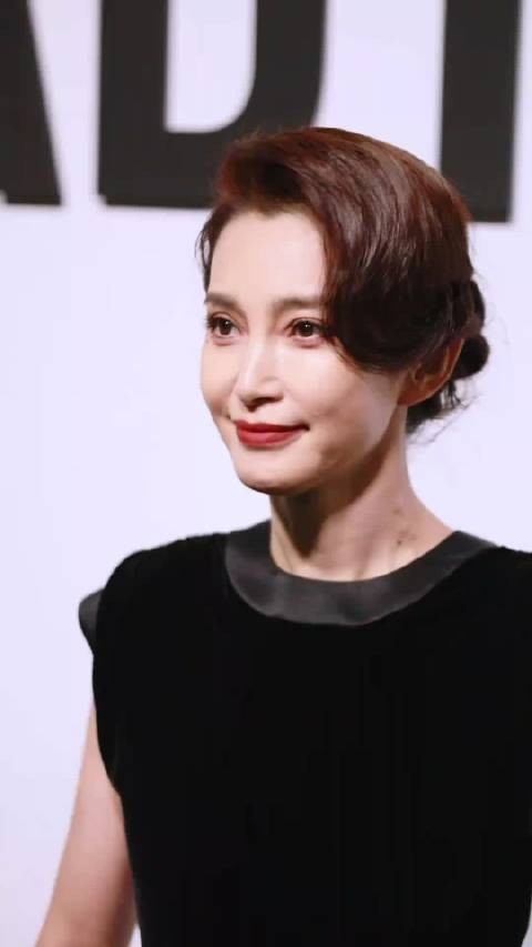 李冰冰原相机怼脸直拍,状态依旧在线,今日份妆容精致大气,气场十足